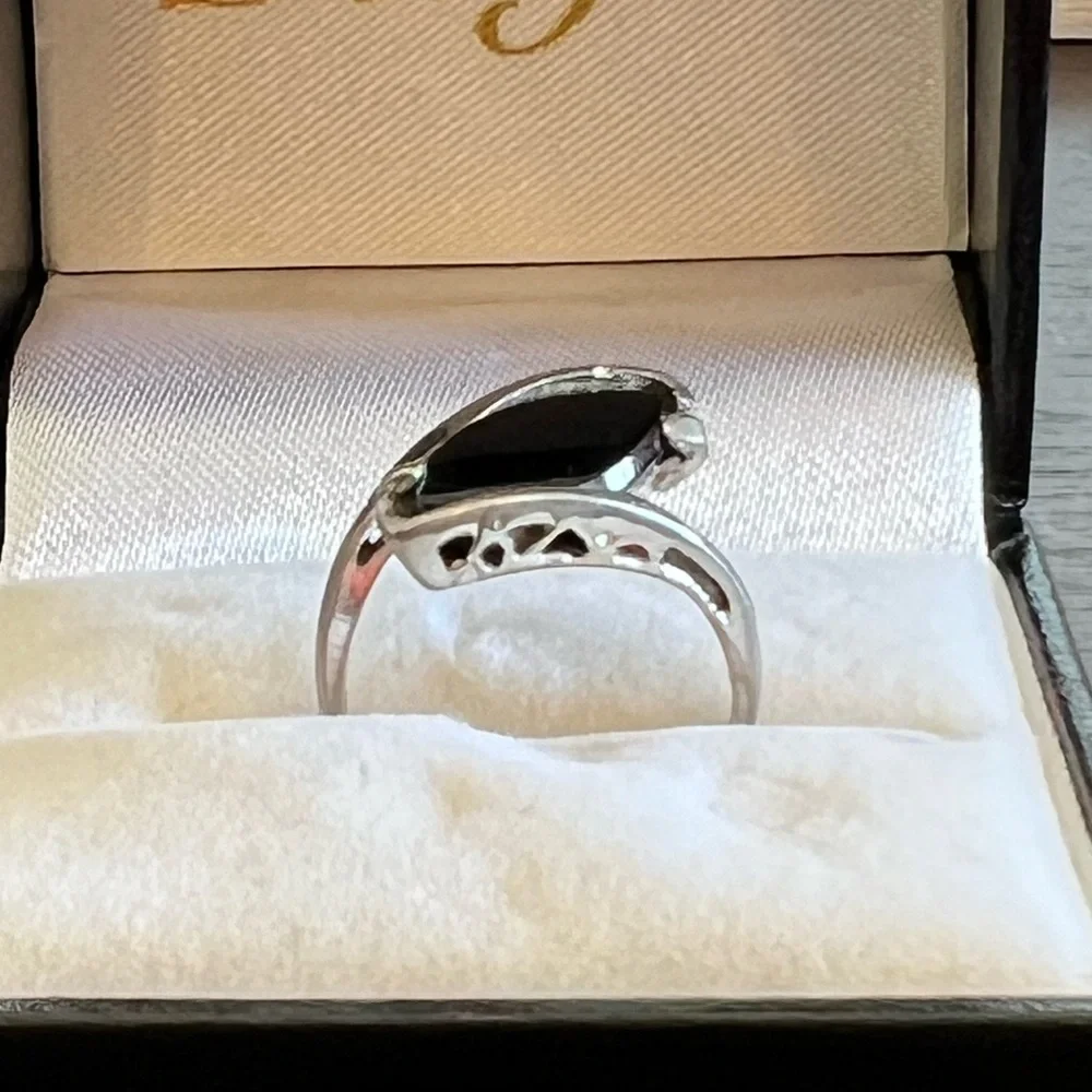 Pretty SILVER ONYX RING - Picture 3 of 3